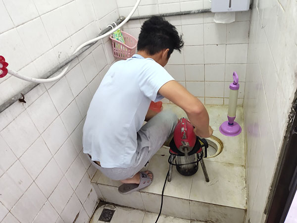 清河门管道堵塞冒臭气 专业师傅现场解决问题