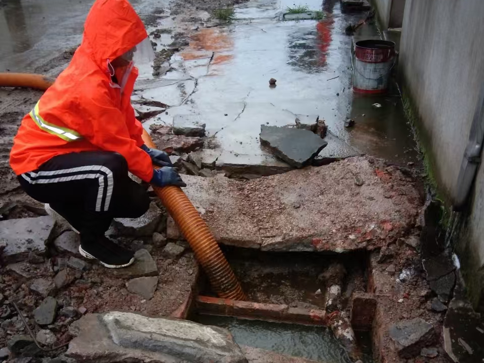 清河门专业清理污水池 炜誉市政以规范流程守护城市 “肠道”